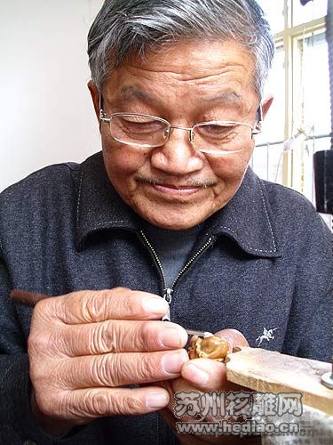 世界非物质文化遗产传承人宋水官在雕刻核雕。